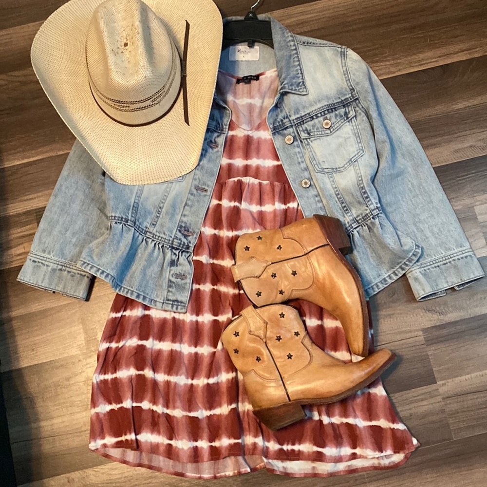 Cute for fall paired with boots, denim jacket and hat!